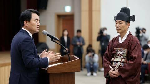 김진태 강원도지사, '관찰사' 복장으로 도정보고회 나섰다