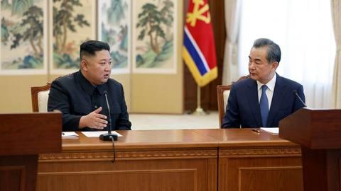 김정은, 왕이 접견…북중 관계·한반도 현안 논의