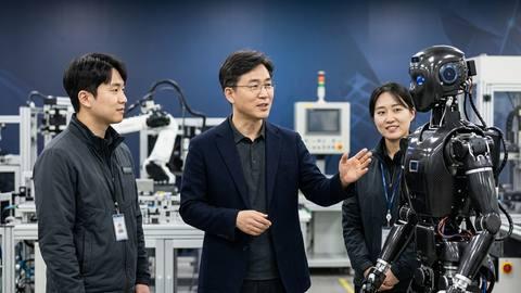 AI 자율제조 시대, 휴머노이드 로봇 기술 선보여