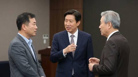 박형준, 보수 재건 이끌 부산 북구갑 단일화 행보