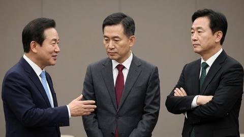 민주당은 '이재명 대통령' 친분, 국힘은 '거리두기'