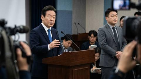 이재명, 대장동 의혹 보도 '조작' 주장하며 한국신문상 반납 요구