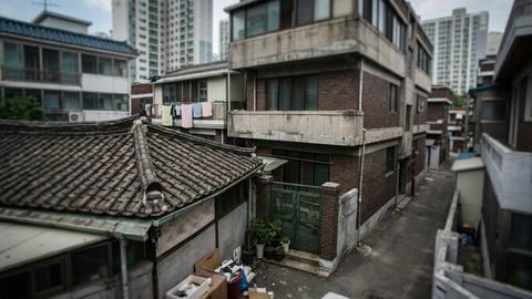 초등생 인근 '성인 방송' 스튜디오, 법적 제재 어려움에 주민 갈등