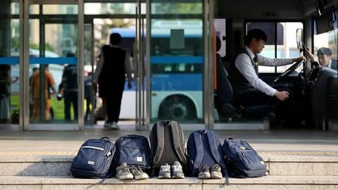 학생 5명, 의식을 잃은 운전기사를 대신해 버스를 멈춰 세우다
