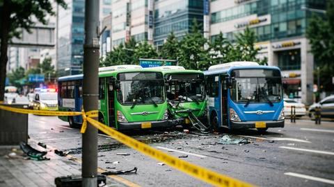 종로 시내버스 3중 추돌 사고로 11명 병원 이송
