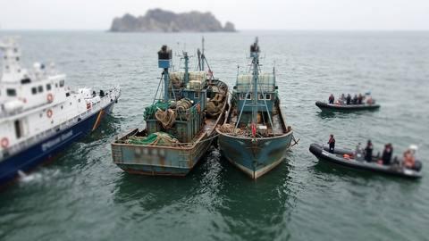 중국 어선 2척, 백령도 해상에서 불법 조업하다 나포